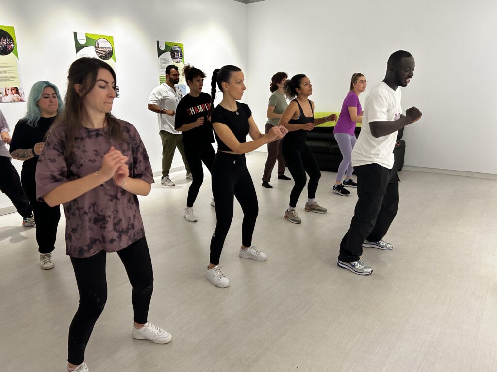 Alumnos en clase de Afrodance con Thomas Pereira